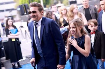 Jeremy Renner vuelve a una alfombra roja ayudado por un bastón tras su accidente